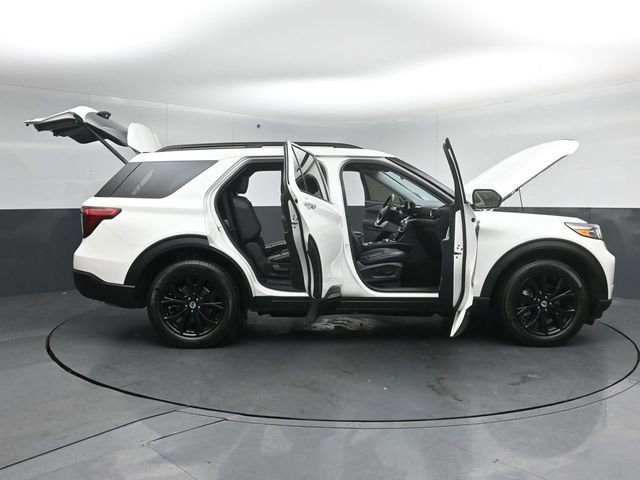 Certified 2022 Ford Explorer XLT w/ Equipment Group 202A AWD/4WD image 60