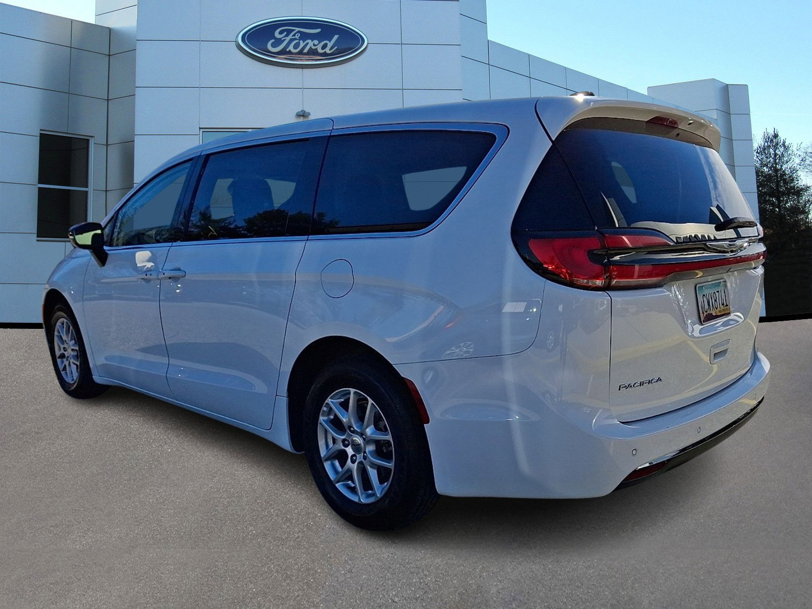 Used 2024 Chrysler Pacifica Touring-L image 2