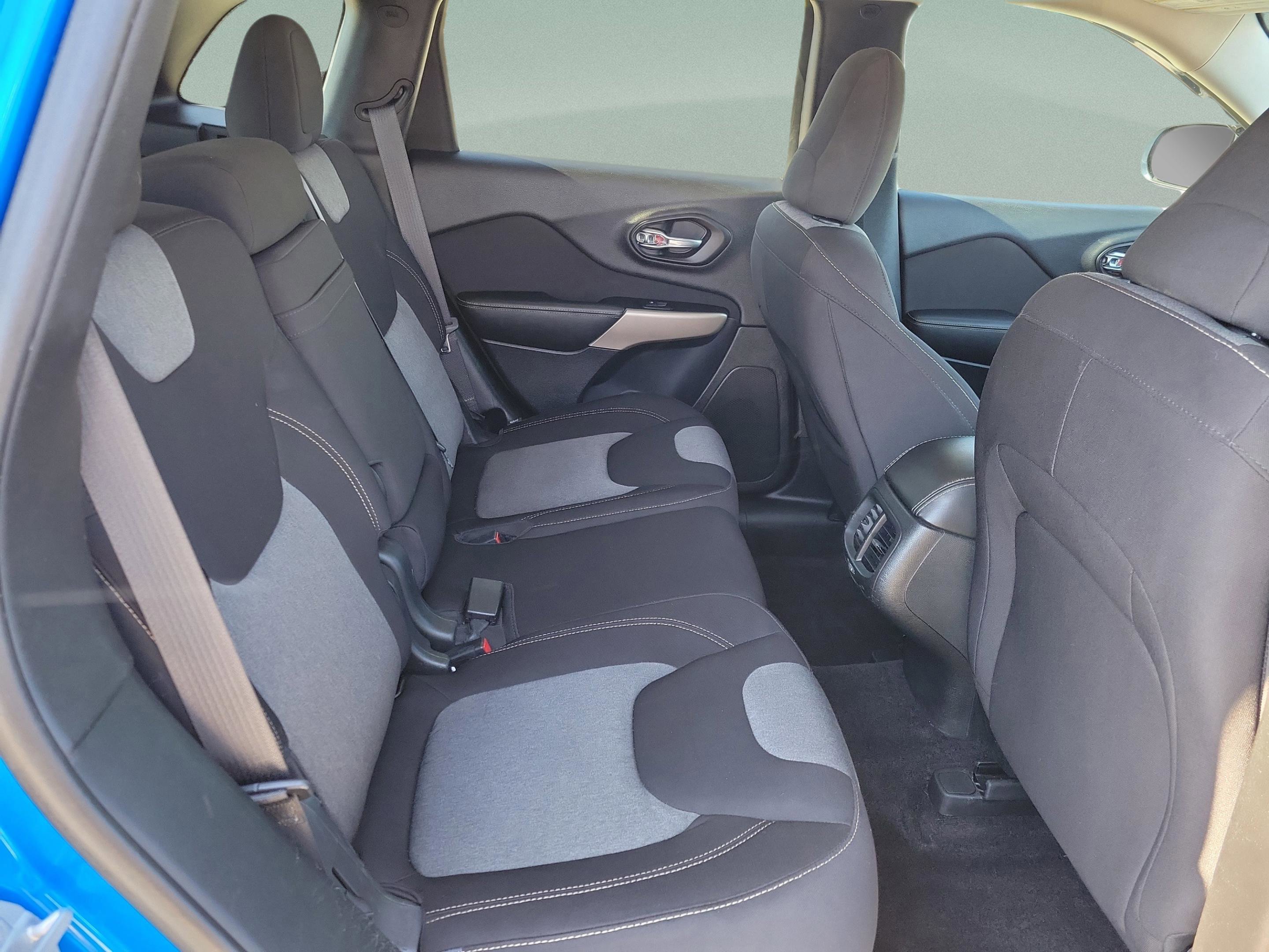 Used 2018 Jeep Cherokee Latitude w/ Altitude Package image 24