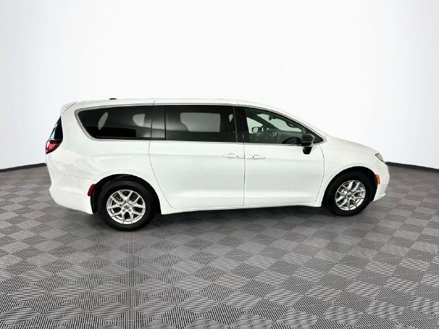 Used 2025 Chrysler Pacifica Select FWD image 13