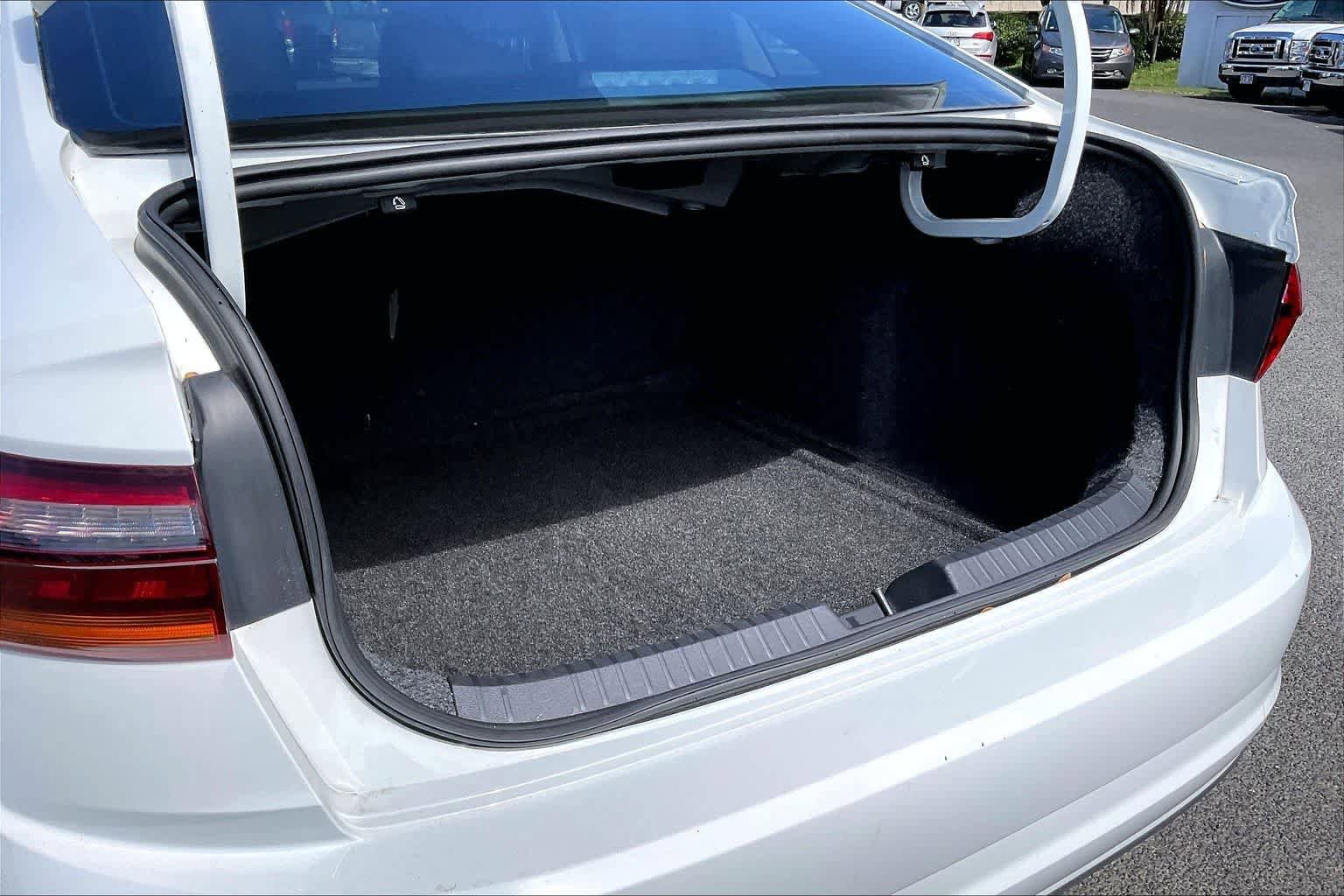 Used 2019 Volkswagen Jetta SEL FWD image 18