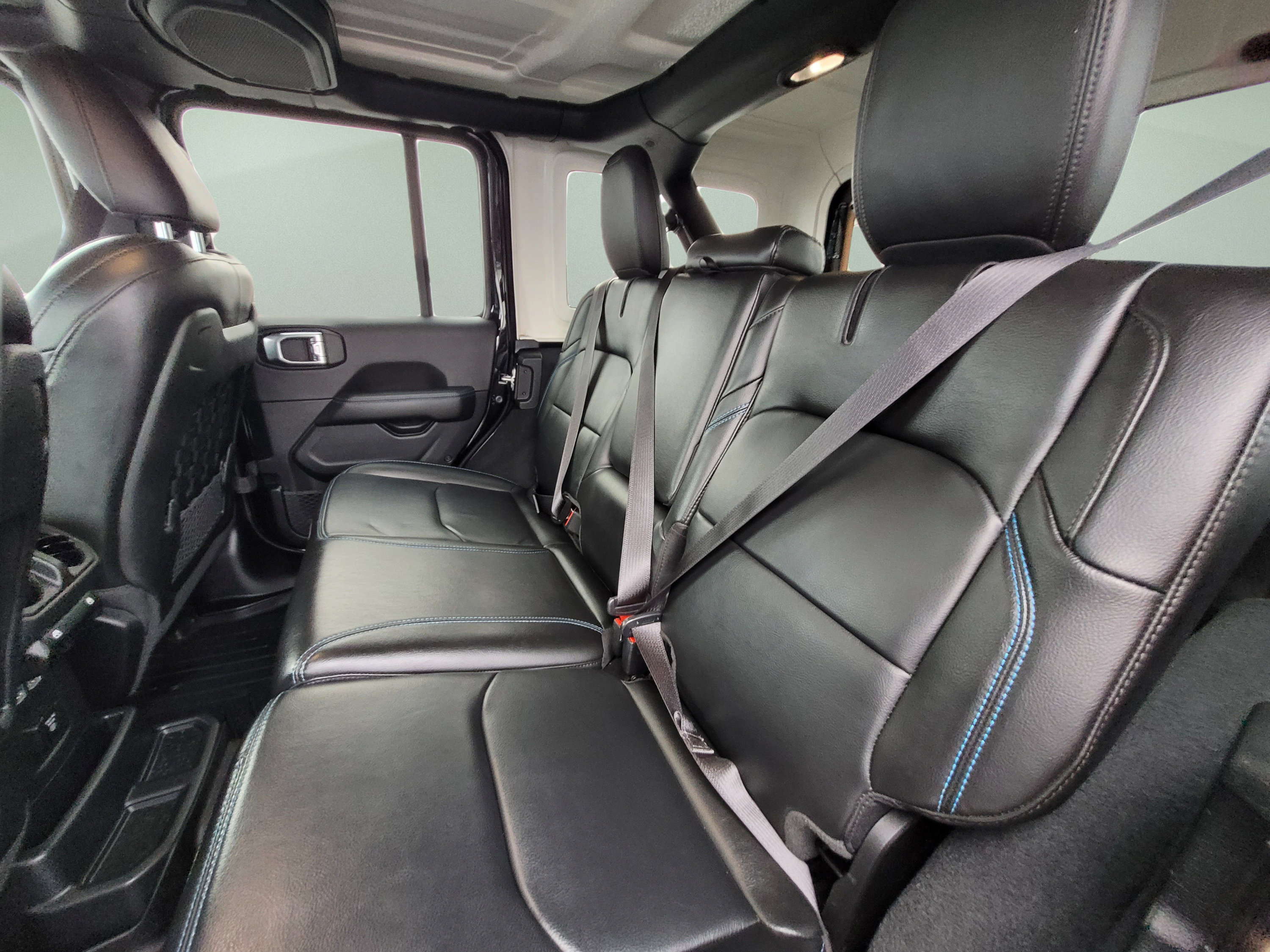 Used 2023 Jeep Wrangler Unlimited Rubicon 4xe w/ Cold Weather Group AWD/4WD image 17