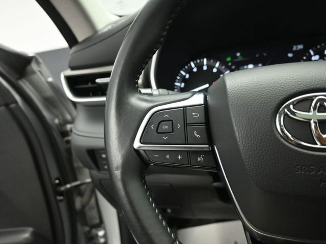 Used 2021 Toyota Highlander XLE AWD/4WD image 16