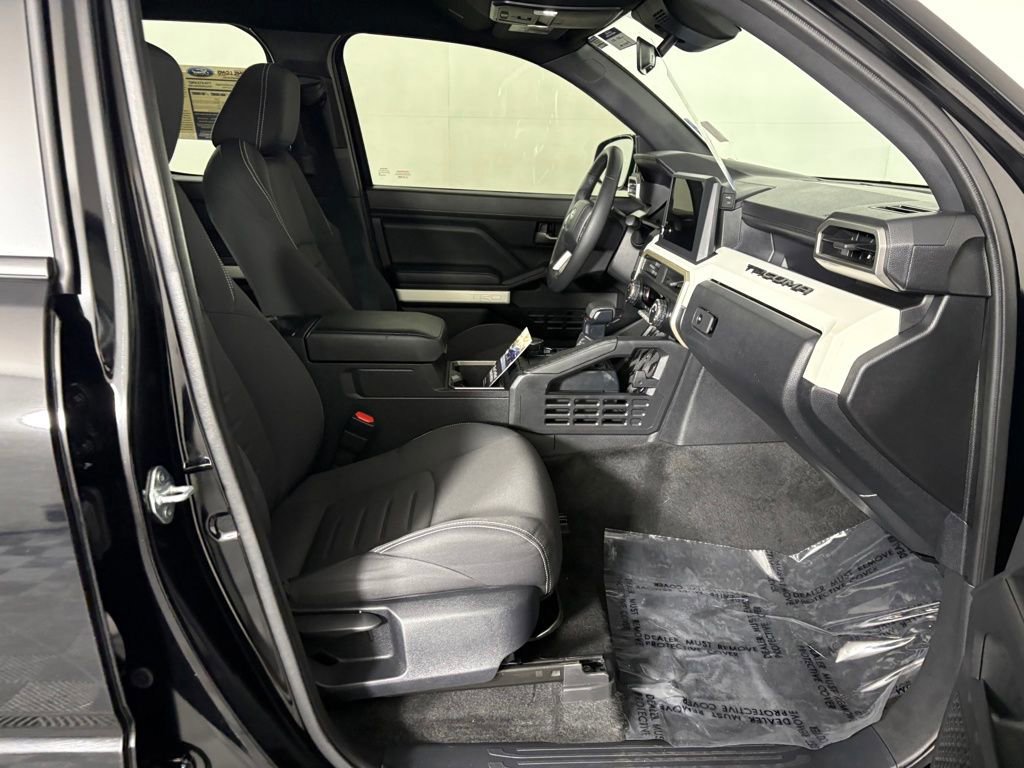 Used 2024 Toyota Tacoma TRD Sport AWD/4WD image 33
