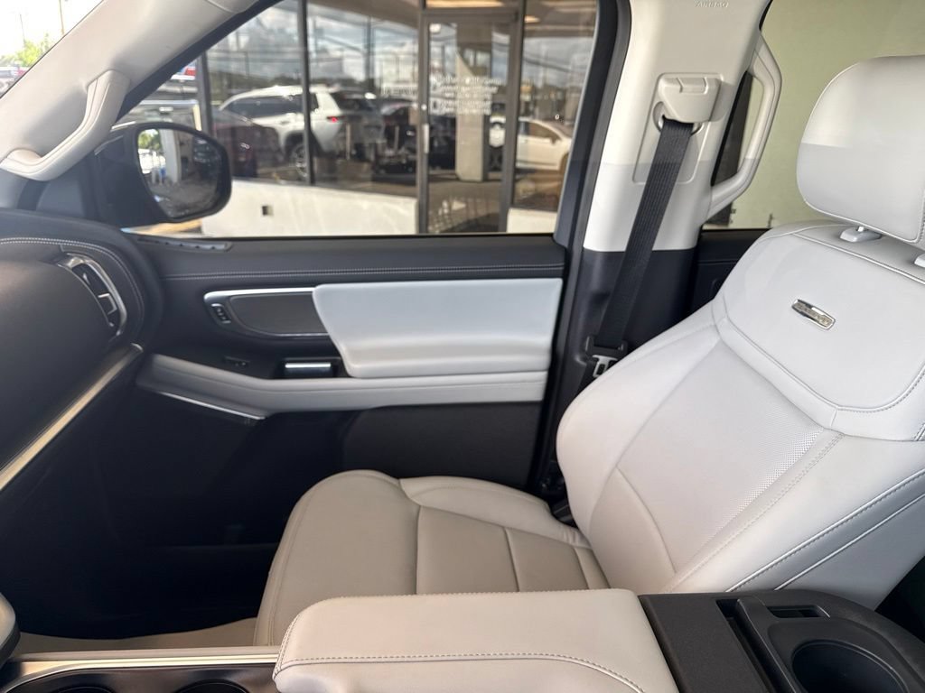 Certified 2025 Ford Expedition Platinum w/ Driver's Package AWD/4WD image 27