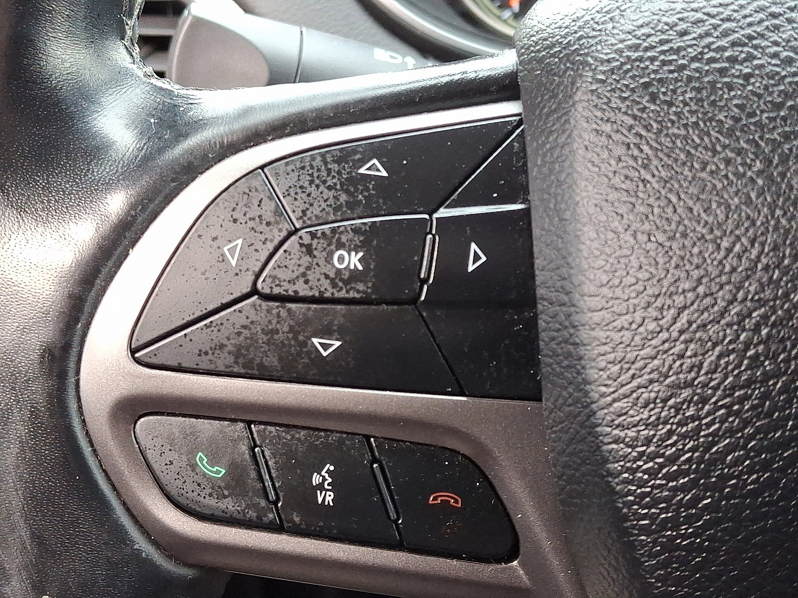 Used 2020 Jeep Cherokee Limited image 25