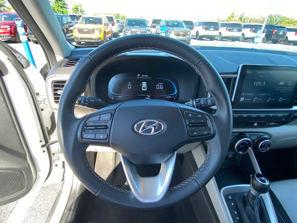 Used 2025 Hyundai Venue SEL FWD image 13