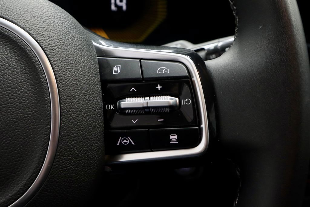 Used 2025 Kia Sorento S image 32