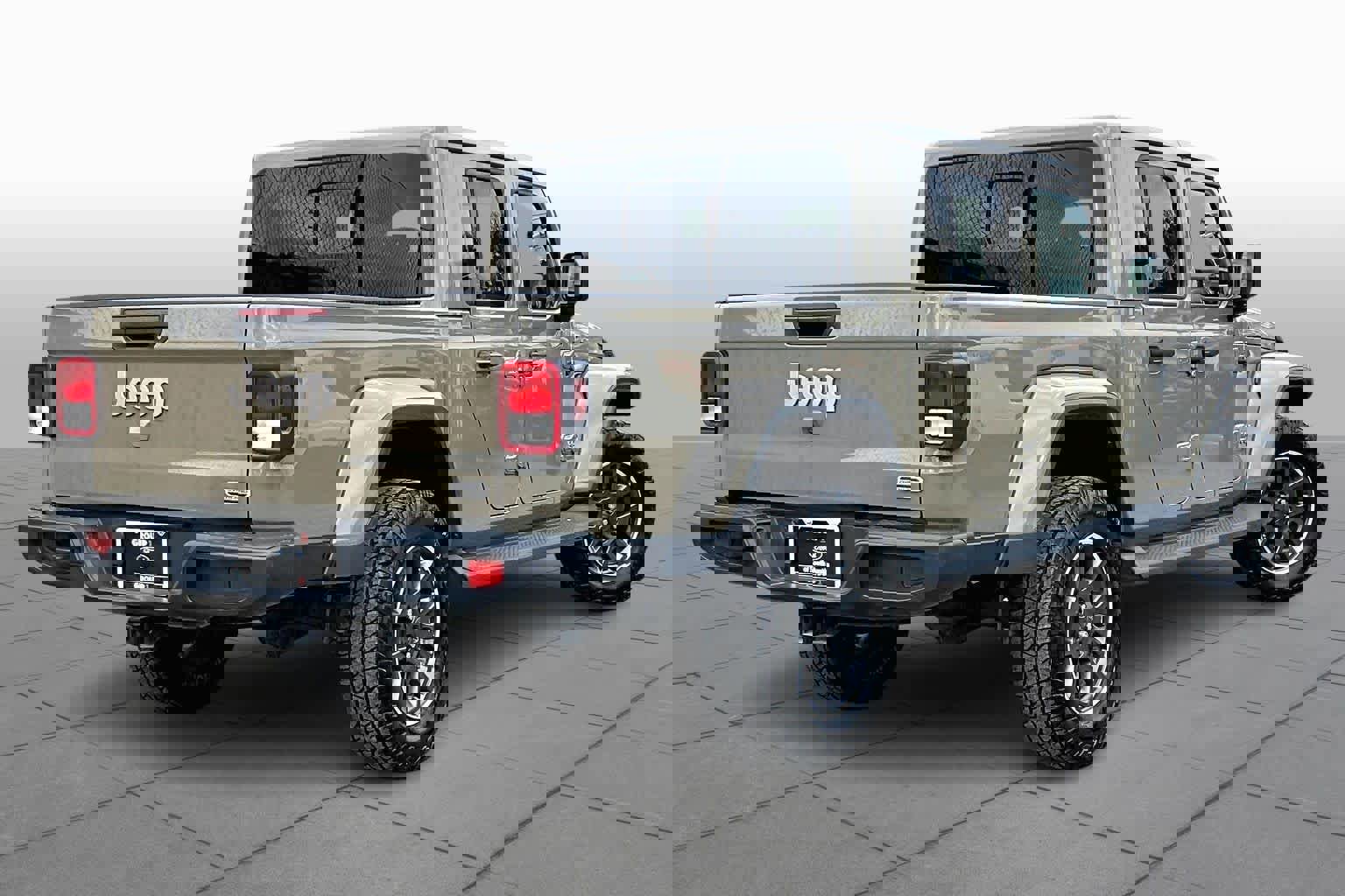 Used 2020 Jeep Gladiator Overland image 3