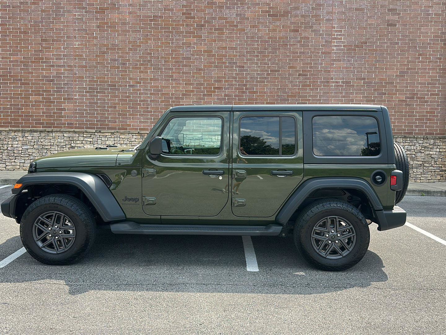 Used 2024 Jeep Wrangler Unlimited Sport AWD/4WD image 2