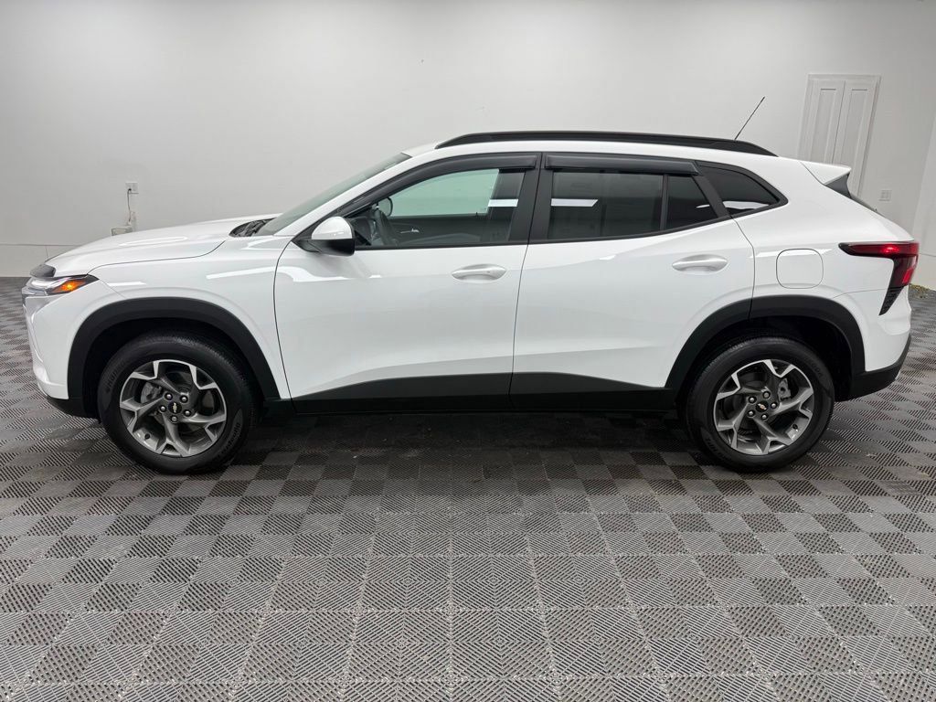 Used 2025 Chevrolet Trax LT w/ Driver Confidence Package image 7