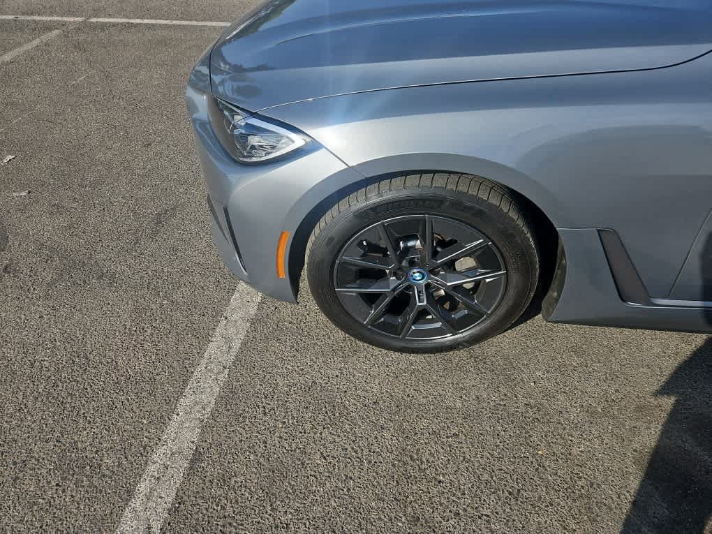 Used 2022 BMW i4 eDrive40 RWD image 3