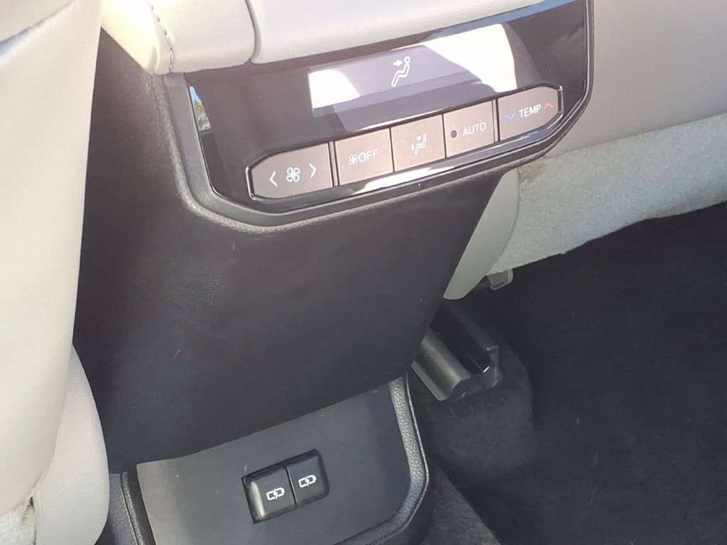 Used 2023 Toyota Highlander XLE AWD/4WD image 17