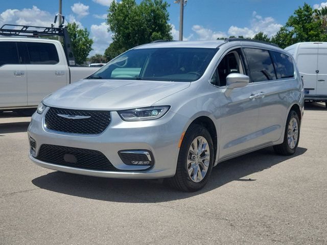 Used 2022 Chrysler Pacifica Touring-L AWD/4WD image 3
