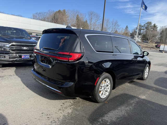 Used 2024 Chrysler Pacifica Touring-L FWD image 7