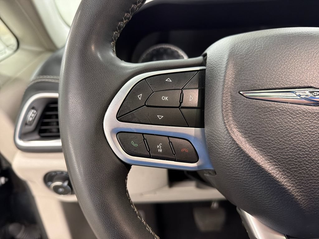 Used 2023 Chrysler Pacifica Limited FWD image 21