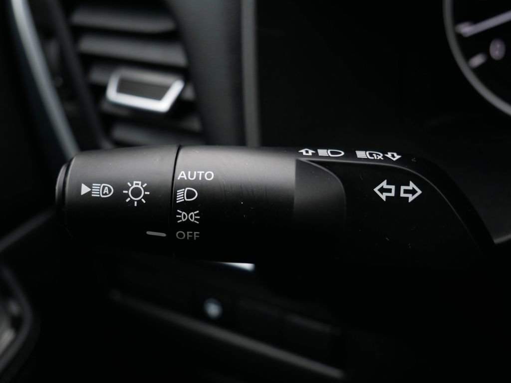 Used 2025 Nissan Rogue SV image 19