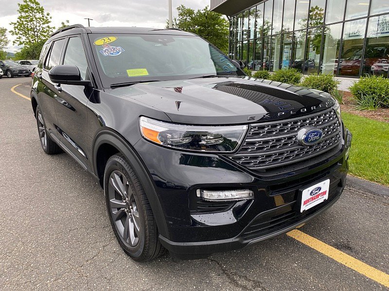 Certified 2023 Ford Explorer XLT w/ Equipment Group 202A AWD/4WD image 3