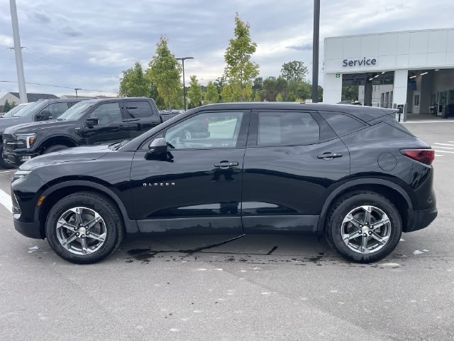 Used 2025 Chevrolet Blazer LT AWD/4WD image 2