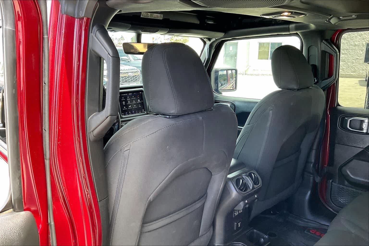 Used 2021 Jeep Wrangler Unlimited Sahara AWD/4WD image 12