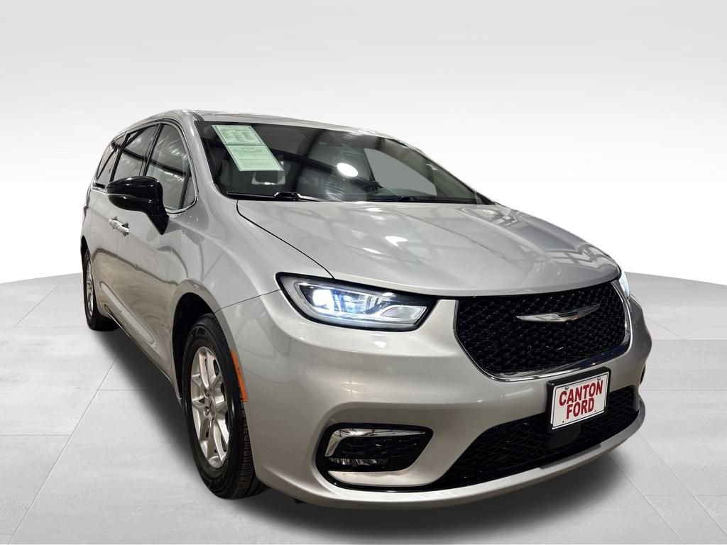 Used 2024 Chrysler Pacifica Touring-L image 8