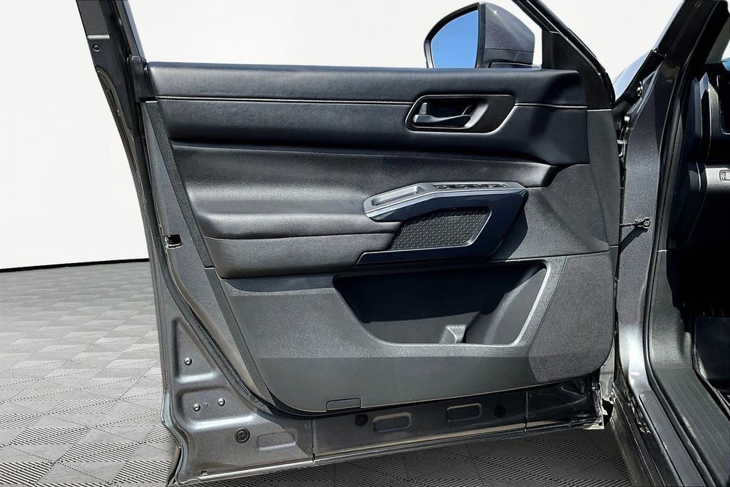 Used 2024 Nissan Pathfinder SV image 23