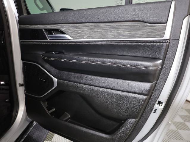 Used 2024 Jeep Wagoneer L Series II w/ Flexible Seating Group AWD/4WD image 34