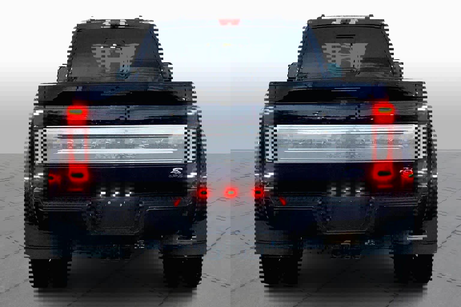 Certified 2022 Ford F450 Platinum w/ FX4 Off-Road Package image 2