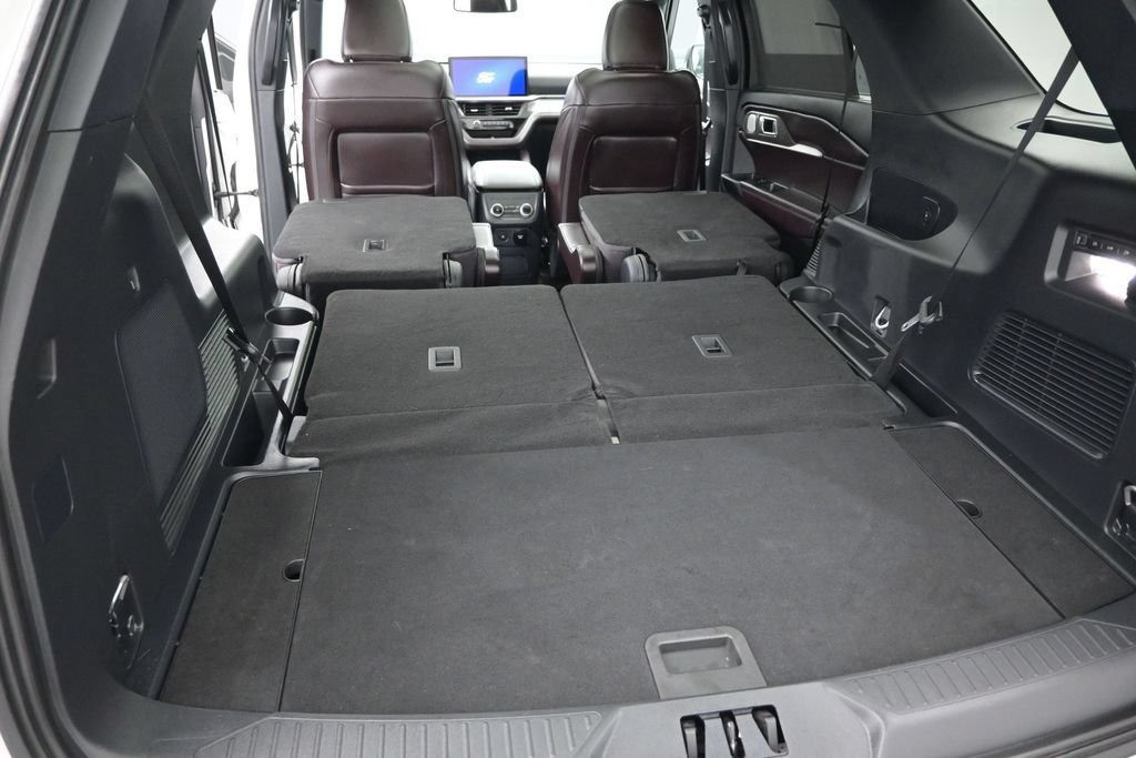 Certified 2025 Ford Explorer Platinum RWD image 11