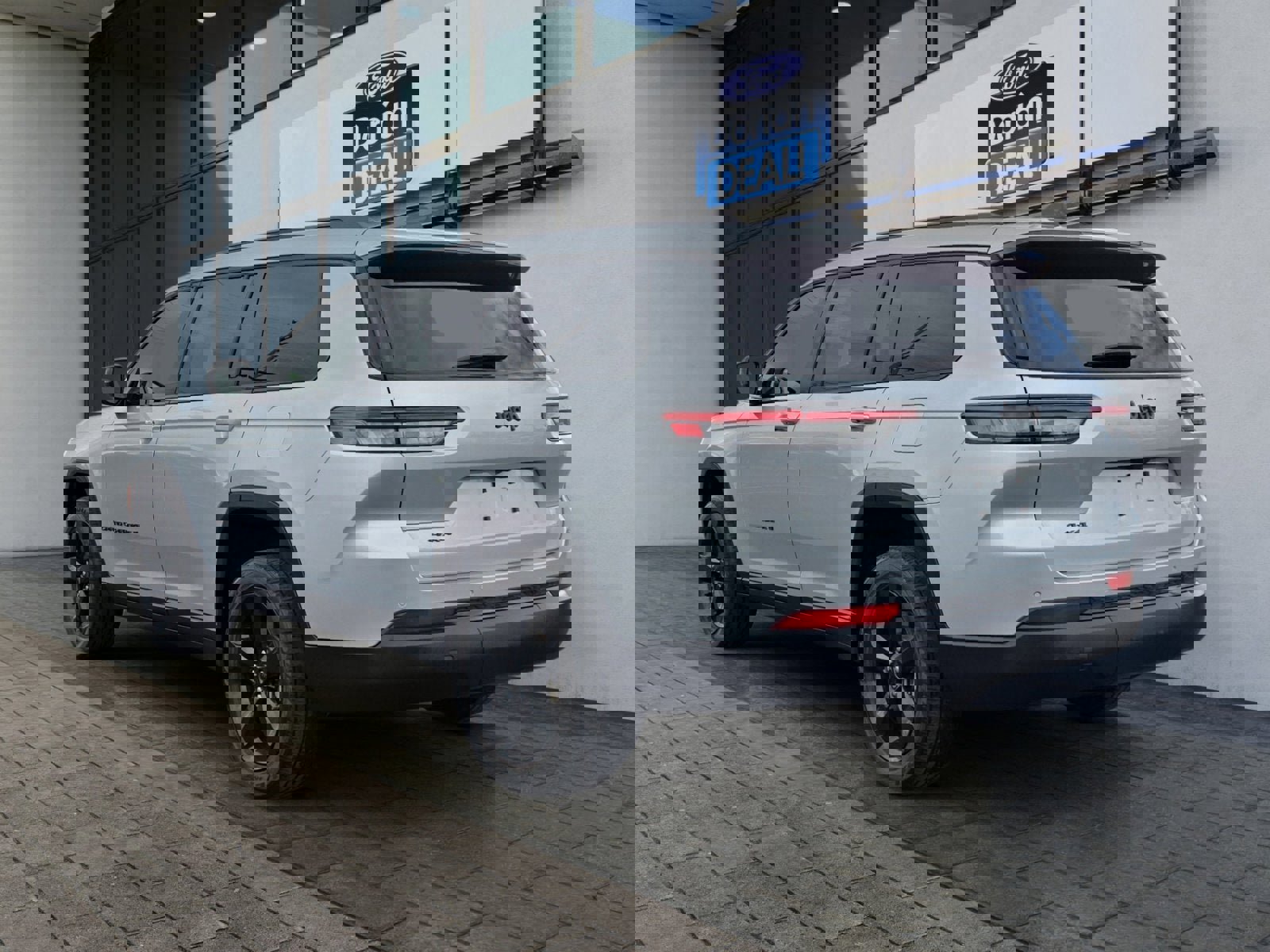 Used 2023 Jeep Grand Cherokee L Laredo image 3