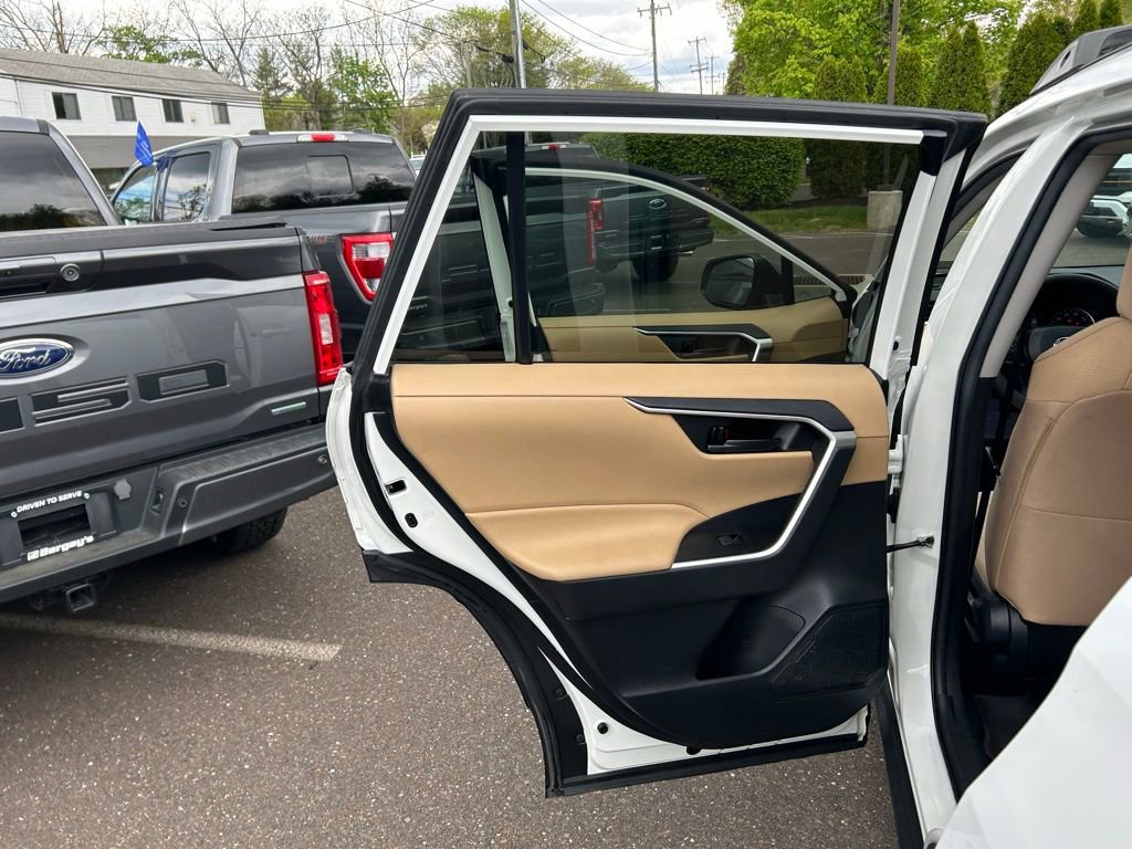 Used 2021 Toyota RAV4 LE AWD/4WD image 15