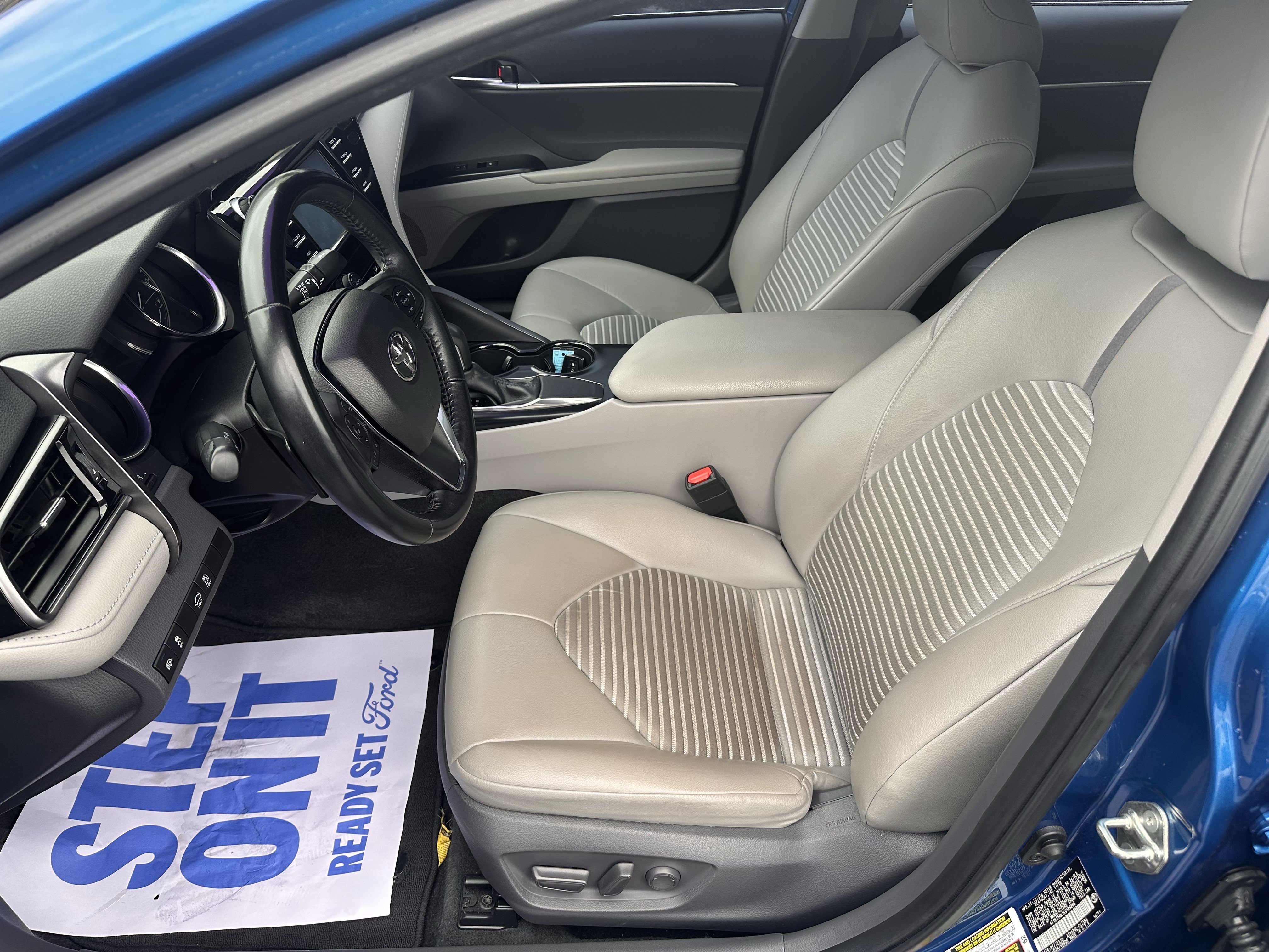 Used 2019 Toyota Camry SE w/ Convenience Package FWD image 10
