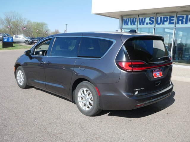 Used 2023 Chrysler Pacifica Touring-L FWD image 7