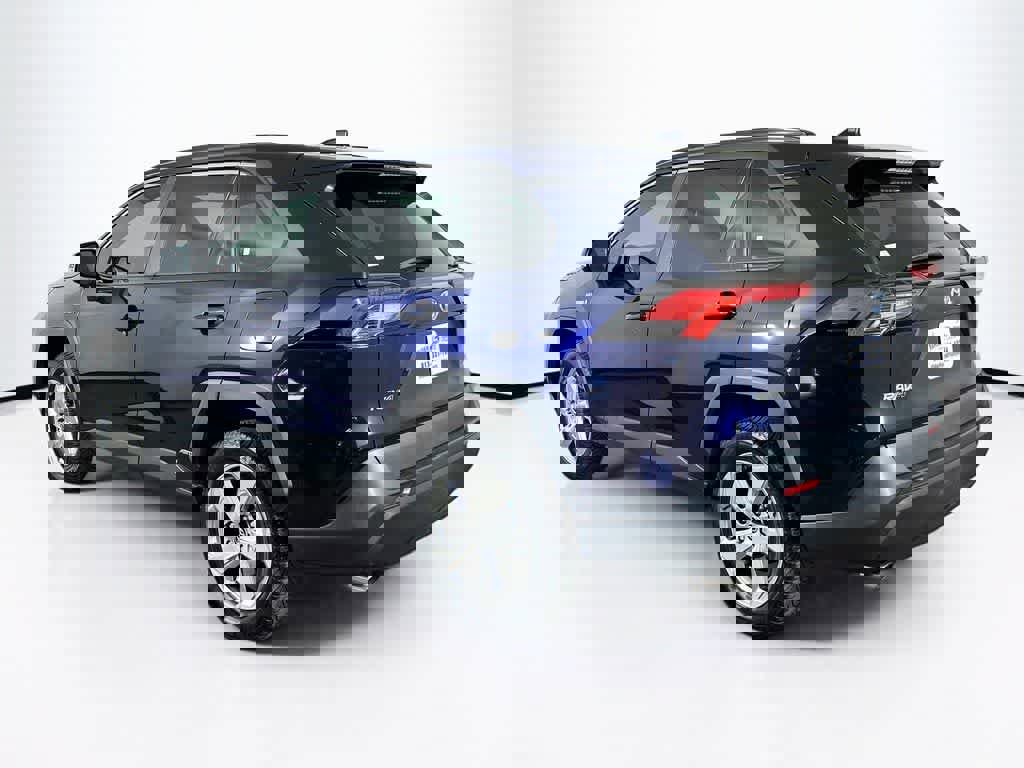 Used 2021 Toyota RAV4 XLE Premium image 4