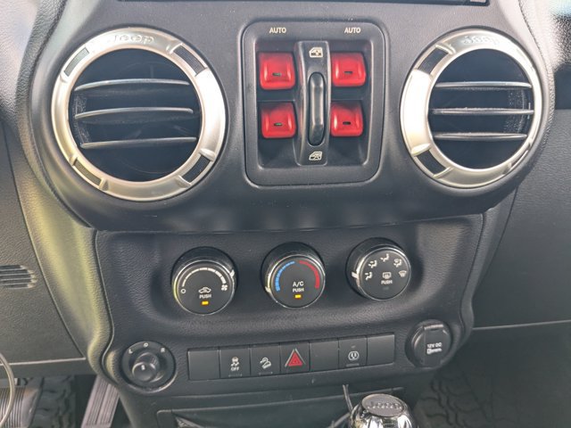 Used 2017 Jeep Wrangler Unlimited Sahara w/ Connectivity Group AWD/4WD image 22