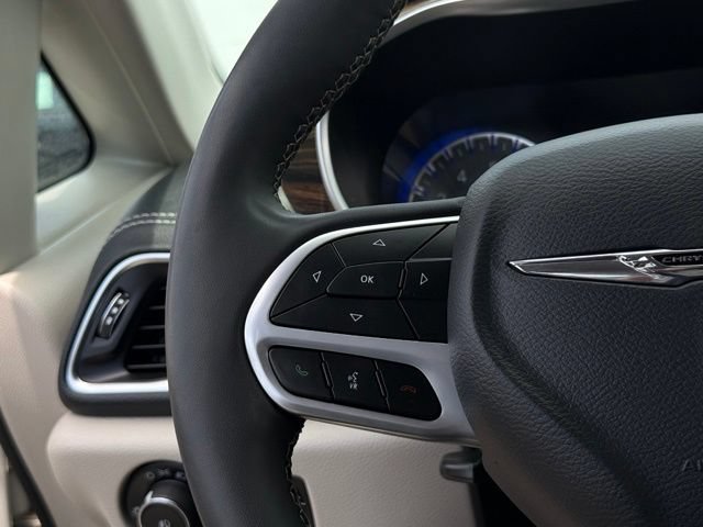 Used 2023 Chrysler Pacifica Limited FWD image 10