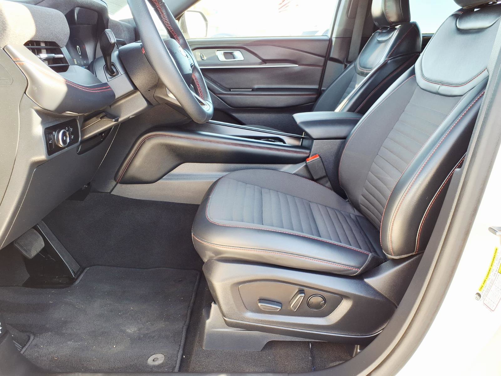 Certified 2025 Ford Explorer ST-Line w/ Premium Package AWD/4WD image 23