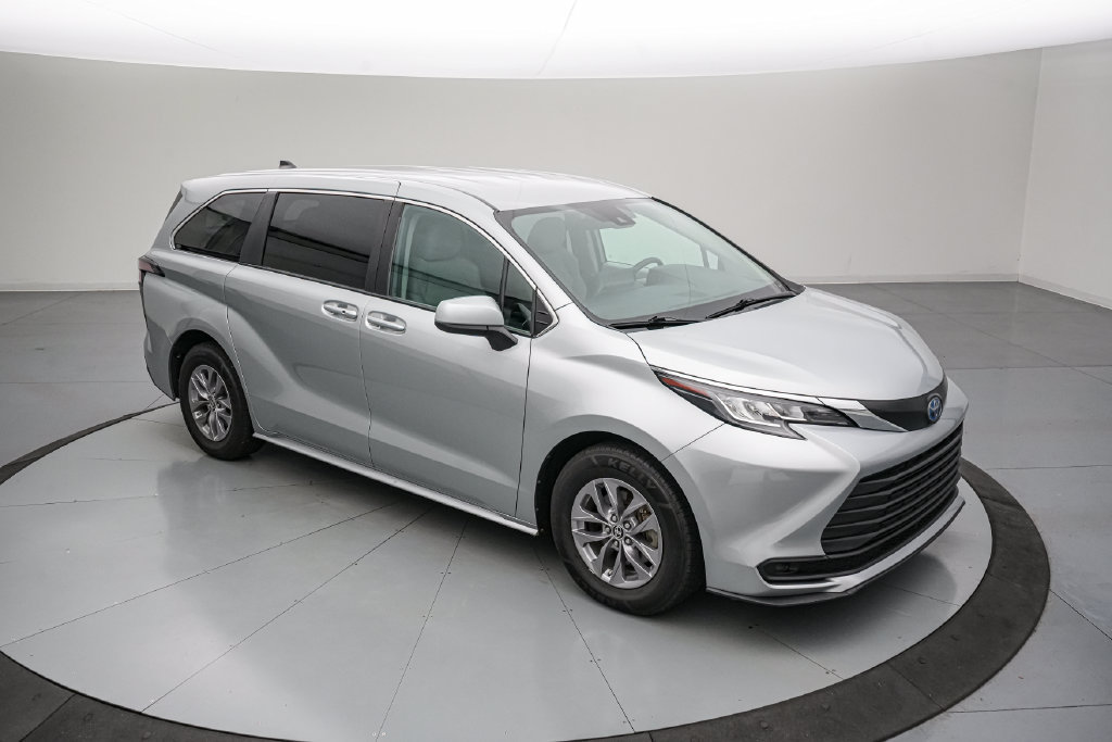 Used 2023 Toyota Sienna LE FWD image 2