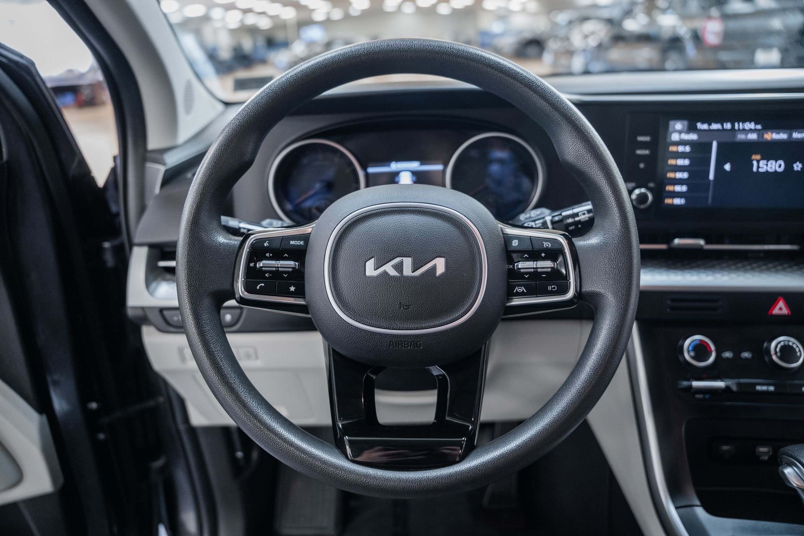 Used 2024 Kia Carnival LX image 32