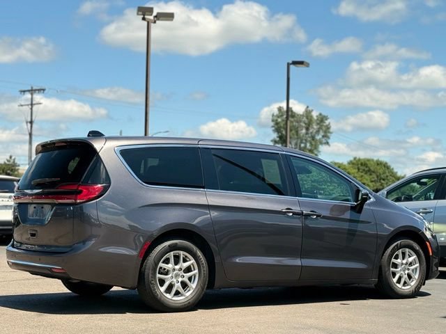 Used 2023 Chrysler Pacifica Touring-L FWD image 38