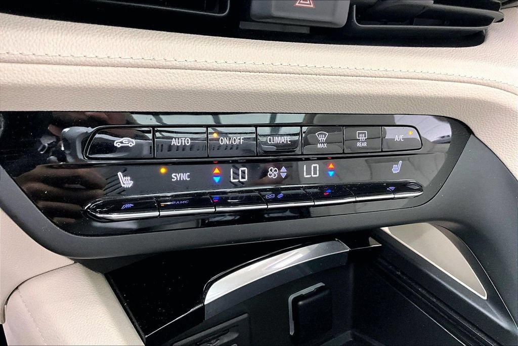 Used 2021 Buick Envision Essence w/ Technology Package I FWD image 31