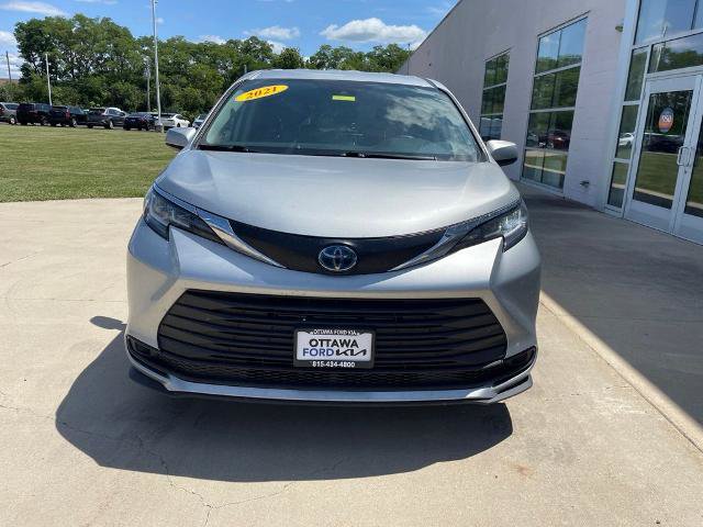 Used 2021 Toyota Sienna LE FWD image 3