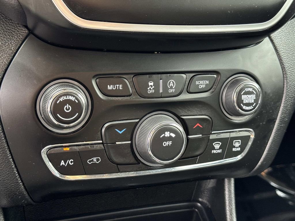 Used 2019 Jeep Cherokee Latitude w/ Popular Appearance Group image 14