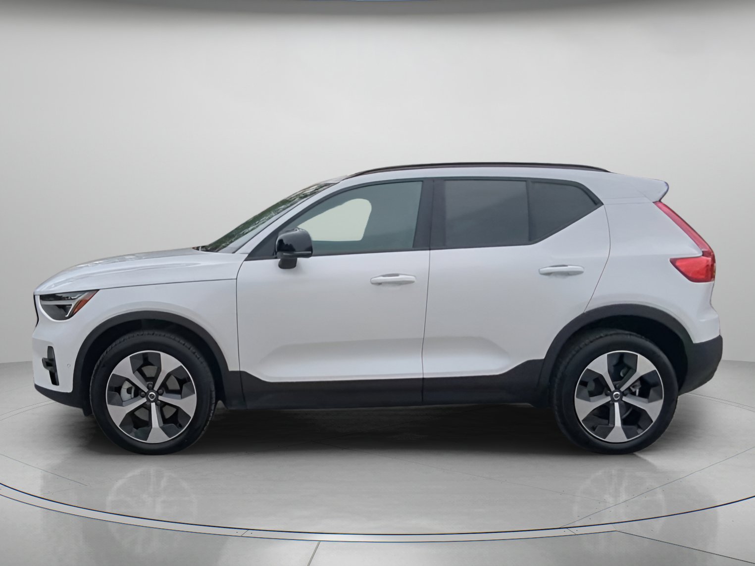 Used 2026 Volvo XC40 B5 Plus AWD/4WD image 16