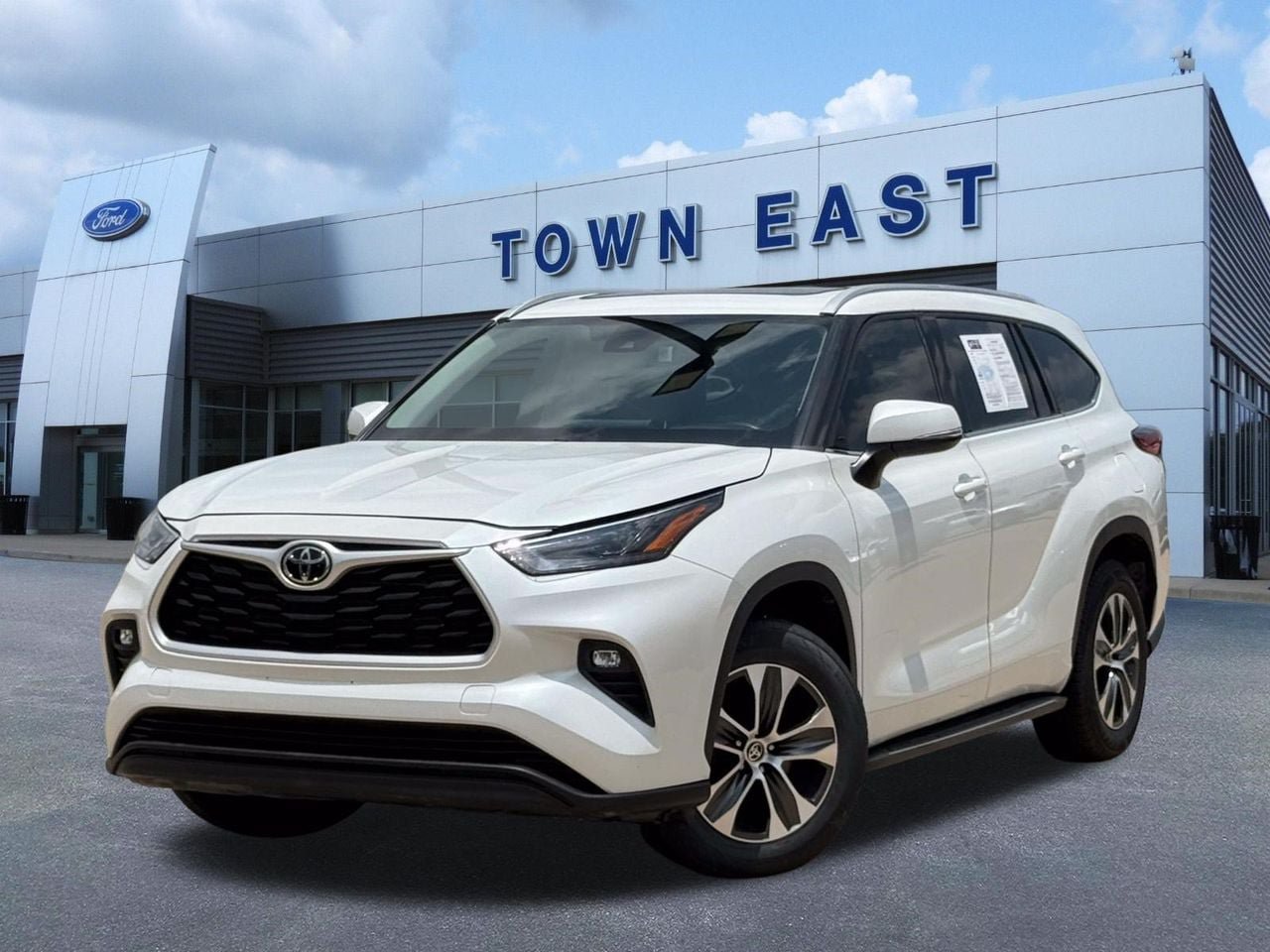 Used 2022 Toyota Highlander XLE FWD image 1