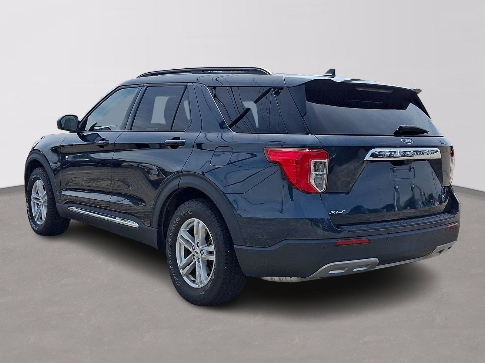 Certified 2022 Ford Explorer XLT w/ Equipment Group 202A RWD image 4