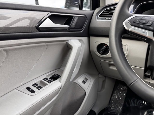 Used 2024 Volkswagen Tiguan SE w/ Panoramic Sunroof Package image 40