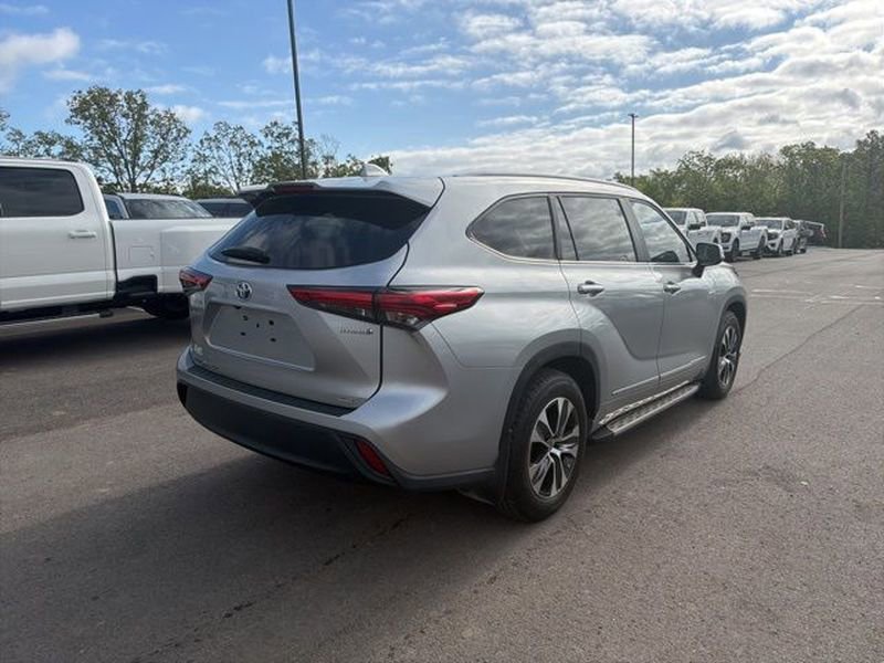 Used 2023 Toyota Highlander XLE FWD image 3