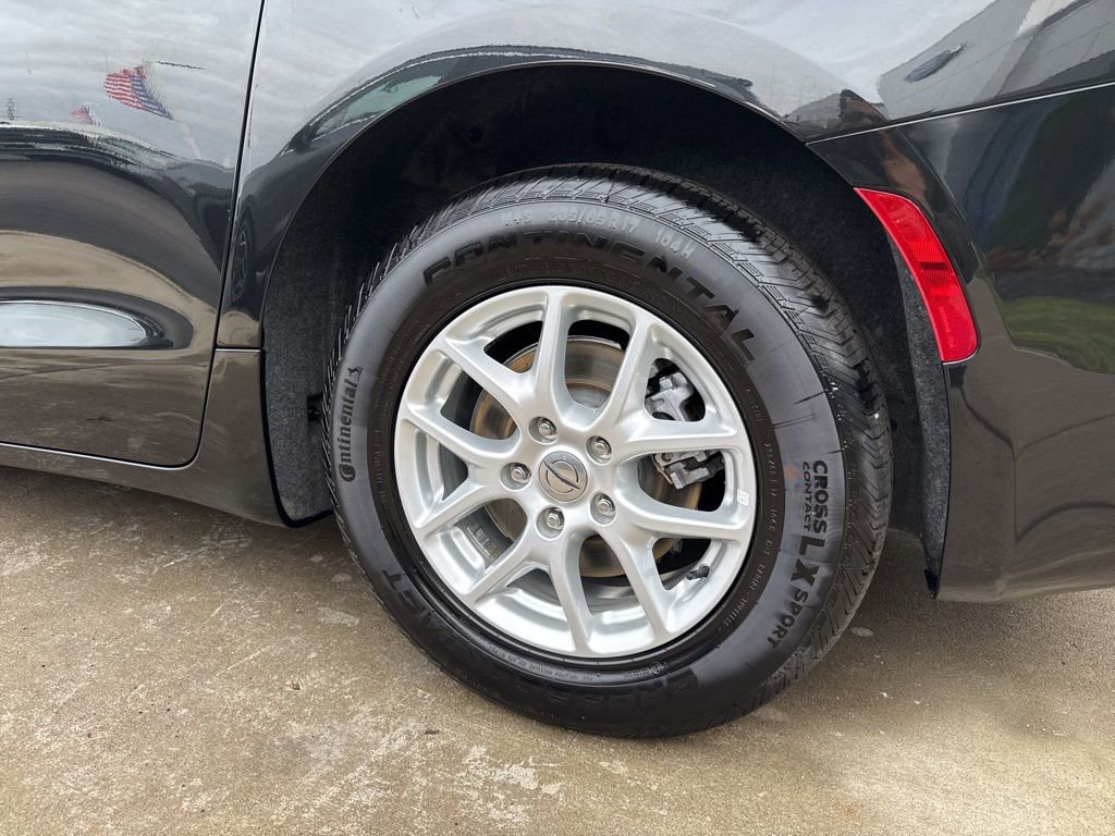 Used 2023 Chrysler Voyager LX image 46