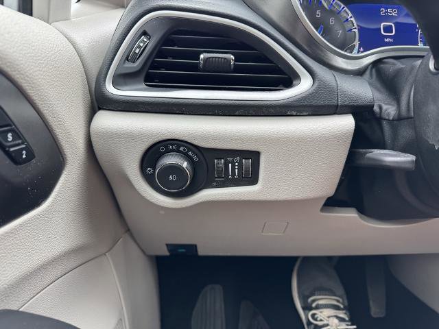 Used 2024 Chrysler Pacifica Touring-L image 24